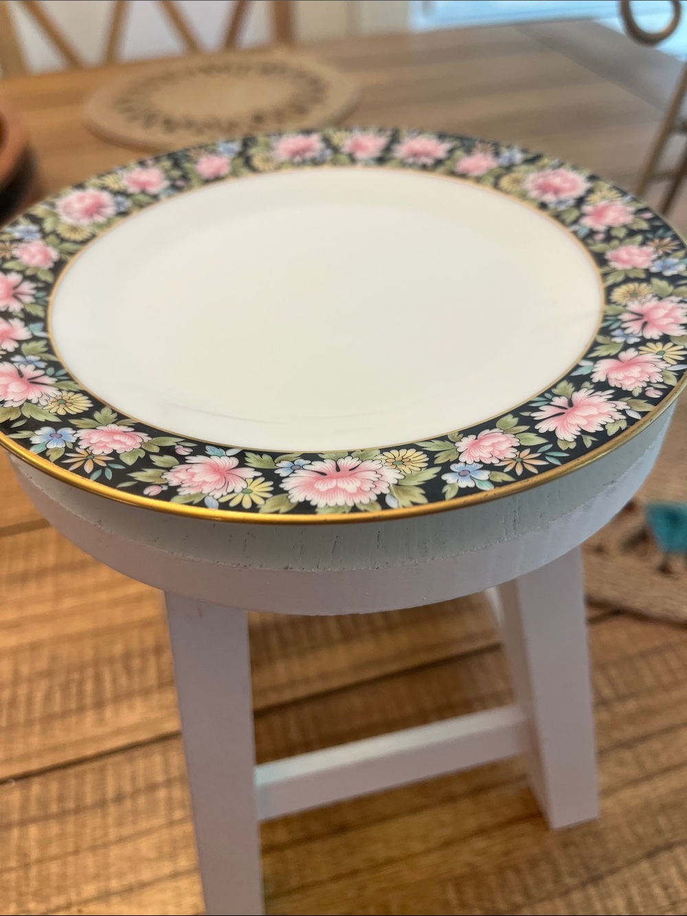 Noritake Black Rim Plate with Pink Floral Pattern and Gold Trim - Picture 4 of 4